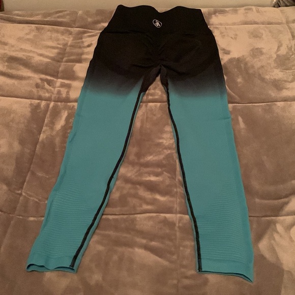 Allure By Ana
TURQUOISE OMBRÉ LEGGINGS size medium - Picture 6 of 7